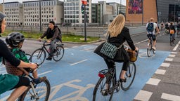 Radfahrer auf einem Radweg in Kopenhagen