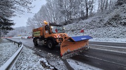 Ein Räumfahrzeug befreit eine Straße vom Schnee