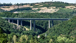 Autobahn A45: Die Rahmedetalbrücke muss wegen massiver Schäden am Tragwerk gesprengt und neu gebaut werden. Derzeit ist die Brücke gesperrt.
