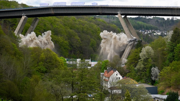 Die Sprengung der Rahmedetalbrücke ist schwierig. Nach der Explosion ist das 17.000 Tonnen schwere Bauwerk aus bis zu 70 Metern Höhe auf ein Fallbett gestürzt.