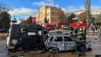 10.10.2022, Ukraine, Kiew: Ausgebrannte Autos nach einem russischen Angriff