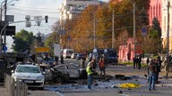 10.10.2022, Ukraine, Kiew: Die Polizei inspiziert den Schauplatz des russischen Angriffs