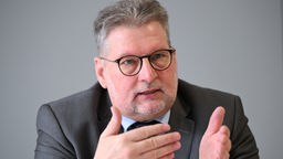 Ralf Kusterer, der Vorsitzende der Deutschen Polizeigewerkschaft Baden-Württemberg, gibt in der Zentrale der Gewerkschaft in Stuttgart im März 2024 ein Interview