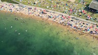 viele Badegäste am Strand des grünen Rather Sees, Foto aus der Luft