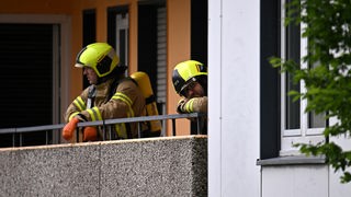 Feuerwehrmänner am Ort der Explosion in Ratingen