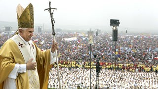 Papst Benedikt XVI. (Joseph Ratzinger) zelebriert mit den Pilgern den Abschlussgottesdienst auf dem Marienfeld, 21.08.2005