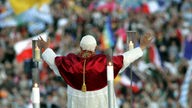 Papst Benedikt XVI. (Joseph Ratzinger) begrüßt die Pilger mit ausgebreiteten Armen auf dem Papsthügel auf dem Marienfeld in Kerpen, 20.08.2005