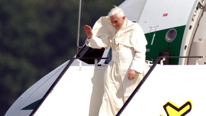 apst Benedikt XVI. (Joseph Ratzinger) geht am 18.08.2005 auf dem Flughafen Köln/Bonn die Gangway herunter.