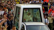  Papst Benedikt XVI. fährt im Papamobil während seines Besuches zum Weltjugendtag am Donnerstag (18.08.2005) durch die Kölner Innenstadt.