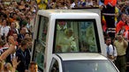  Papst Benedikt XVI. fährt im Papamobil während seines Besuches zum Weltjugendtag am Donnerstag (18.08.2005) durch die Kölner Innenstadt.