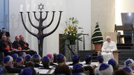 Papst Benedikt XVI. (Josef Ratzinger) besucht die Kölner Synagoge in der Roonstraße anläßlich des Weltjugendtages.
