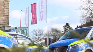 Polizeifahrzeuge stehen vor der Historischen Stadthalle in Wuppertal