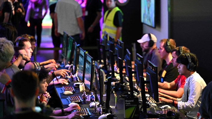 Besucher der Gamescom testen am 21. August 2024 Videospiele.