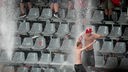 Fans im Regen im Westfalenstadion