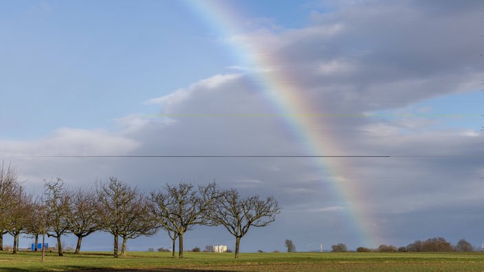 Ein Regenbogen über einer Landschaft