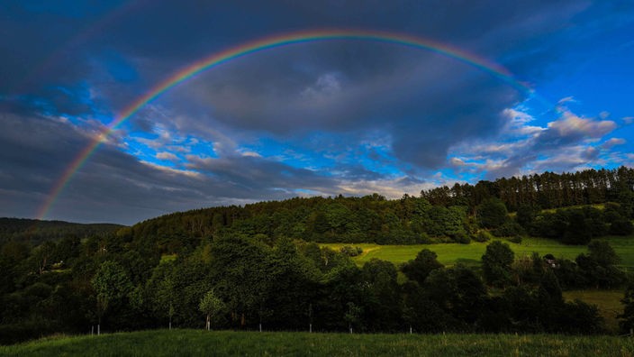 Ein Regenbogen spannt sich über den Himmel von Siegerland