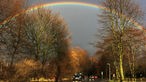 Regenbogen über einer Straße