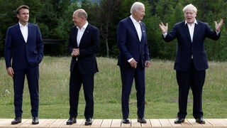 Der französische Präsident Emmanuel Macron, der deutsche Bundeskanzler Olaf Scholz, US-Präsident Joe Biden und der britische Premierminister Boris Johnson nehmen an der Fotosession während des G7-Gipfels in der Nähe von Garmisch-Partenkirchen teil.