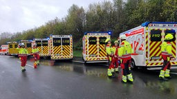 Krankenwagen stehen auf der A45 bereit, um verletzte Kinder zu versorgen