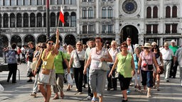 Reisegruppe auf dem Markusplatz in Venedig