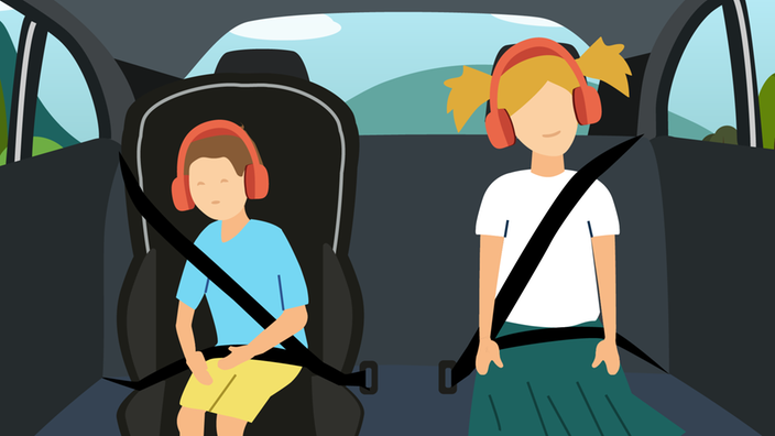 Grafik von einem Jungen und einem Mädchen, die auf der Rückbank eines Autos sitzen und beide Kopfhörer aufhaben, mit denen sie ein Hörspiel hören.
