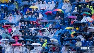 30.06.2022, Nordrhein-Westfalen, Aachen: Zuschauer verfolgen das Springen im Regen beim Reitturnier Chio