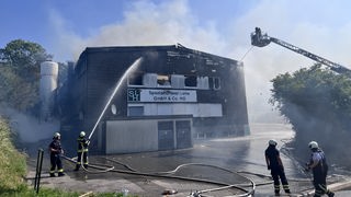Das Feuer hat das brennende Haus in Remscheid stark beschädigt.