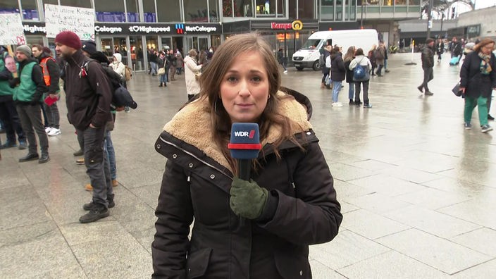 Reporterin Estella Mazur von der GDL-Kundgebung aus Köln