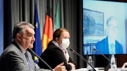 Innenminister Reul, Umweltministerin Heinen-Esser, DWD Chef Halbig bei einer Pressekonferenz