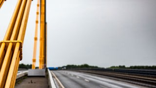 Autobahnbrücke der Bundesautobahn A 40 bei Duisburg