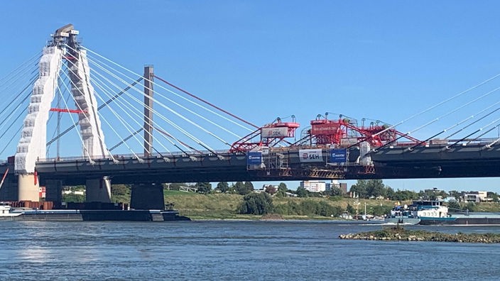 Geschlossene Rheinbrücke bei Leverkusen 