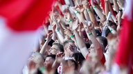 Die Düsseldorfer Fans feiern ihre Mannschaft vor dem Rheinderby gegen den 1. FC Köln