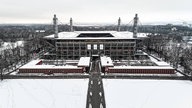 Schneebedecktes Rheinenergiestadion in Köln