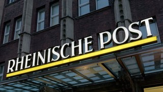 Beleuchtetes Logo der Tageszeitung Rheinische Post am ehemaligen Redaktionsgebäude Martin-Luther-Platz