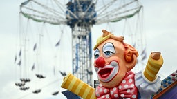 Fahrgeschäfte stehen auf dem Gelände der Düsseldorfer Rheinkirmes