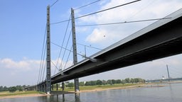 Die Rheinkniebrücke, eine Schrägseilbrücke aus dem Jahr 1969, verbindet Friedrichstadt und Unterbilk (rechtsrheinisch) mit dem linksrheinischen Oberkassel