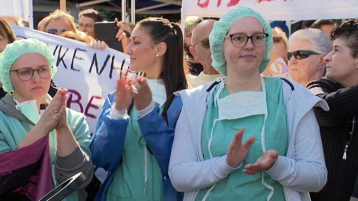 Krankenhausangestellte bei Protesten gegen die Schließung 
