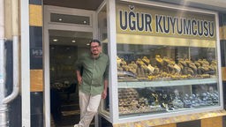 Hakan Alagöz steht vor dem Eingang eines Juwelier-Geschäfts