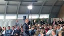 Bundesfinanzminister Christian Lindner läuft mit einem Mikrofon in der Hand durch das sitzende Publikum