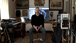 Adrian Hates, der Sänger der Gothik-Band "Diary of Dreams", sitzt in seinem Arbeitszimmer vor einem Computer. Um ihn herum stehen unterschiedliche Instrumente.