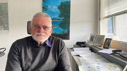 Geschäftsbesitzer Walter Schuch in seinem Büro