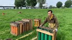 Japanischer Feuerwerker baut Abschussrampe für Feuerwerk Japantag
