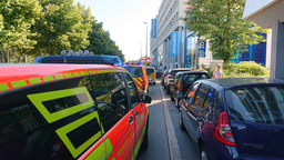 Rettungswagen stehen vor dem Haus der Integration in Wuppertal.