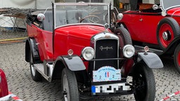 100 Jahre altes Auto bei der Tour de Düsseldorf