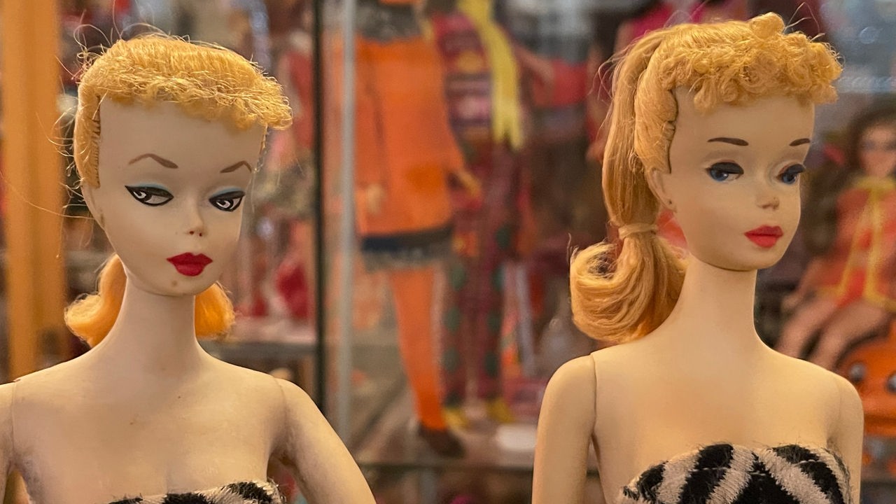 Zwei Barbie Puppen