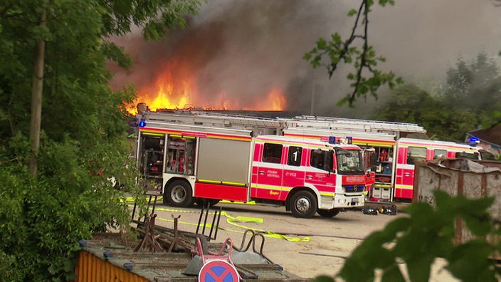 Feuer bei Schrottplatz in Oberbilk
