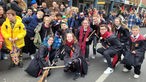 Karnevalisten der TuS Jahn Mönchengladbach posieren auf der Straße als Harry Potter Charaktere verkleidet.