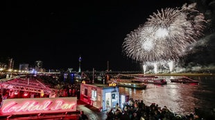 Japanisches Feuerwerk am Rheinufer