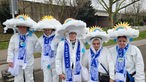 Fünf Jecken in Mönchengladbach am Straßenrand mit selbstgebastelten Wolken-Kostümen
