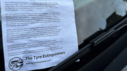 Dieses Schriftstück hinterließ man an den Scheibenwischern der betroffenen Autos. Das Schreiben erläutert die Motive der Tat und weist auf die platten Reifen hin. Das Schreiben ist im Namen der "The Tyre Extinguishers".